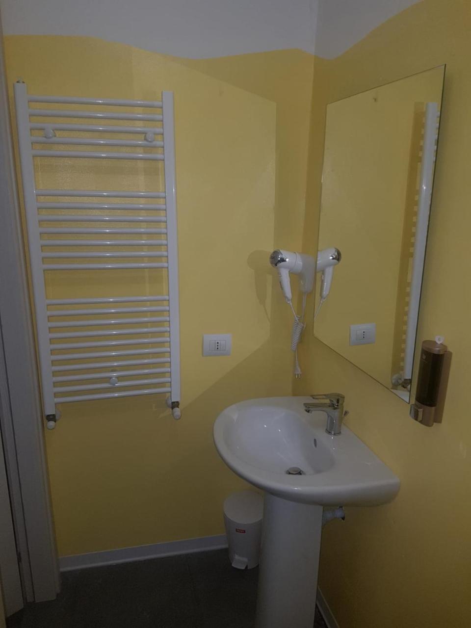 Bed Rho Stazione Bed & Breakfast Ngoại thất bức ảnh
